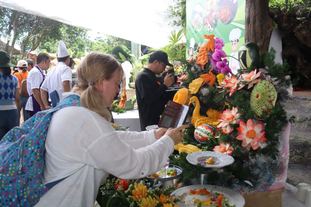 Chi em va du khach cung co vu va thuong thuc cac mon nuong, cha, am thuc cao cap tu thit da dieu tai hoi thi. Anh: Linh