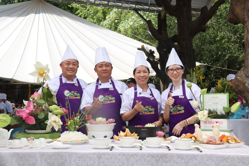 Món ngon từ thịt đà điểu được các nam đầu bếp không chuyên Khatoco vào bếp mừng ngày Phụ nữ Việt Nam. Ảnh: Linh