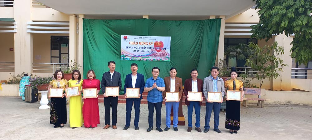 Mr. Lo Toan Quoc (4th from right) - Vice Chairman of the Trade Union of Thuan Chau District Medical Center. Photo: Minh Nguyen