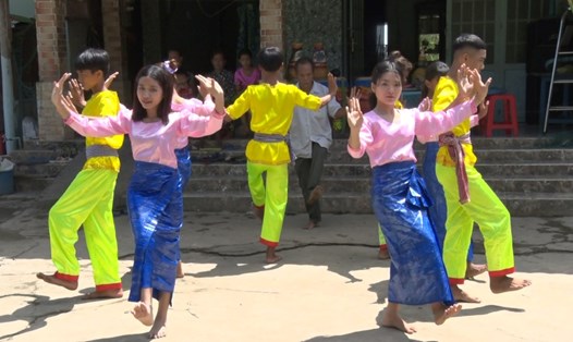 Đồng bào các dân tộc thiểu số đã có đóng góp trong công cuộc giảm nghèo, xây dựng nông thôn mới, phát triển cơ sở hạ tầng, thực hiện chính sách dân tộc. Ảnh: Xuân Nhi