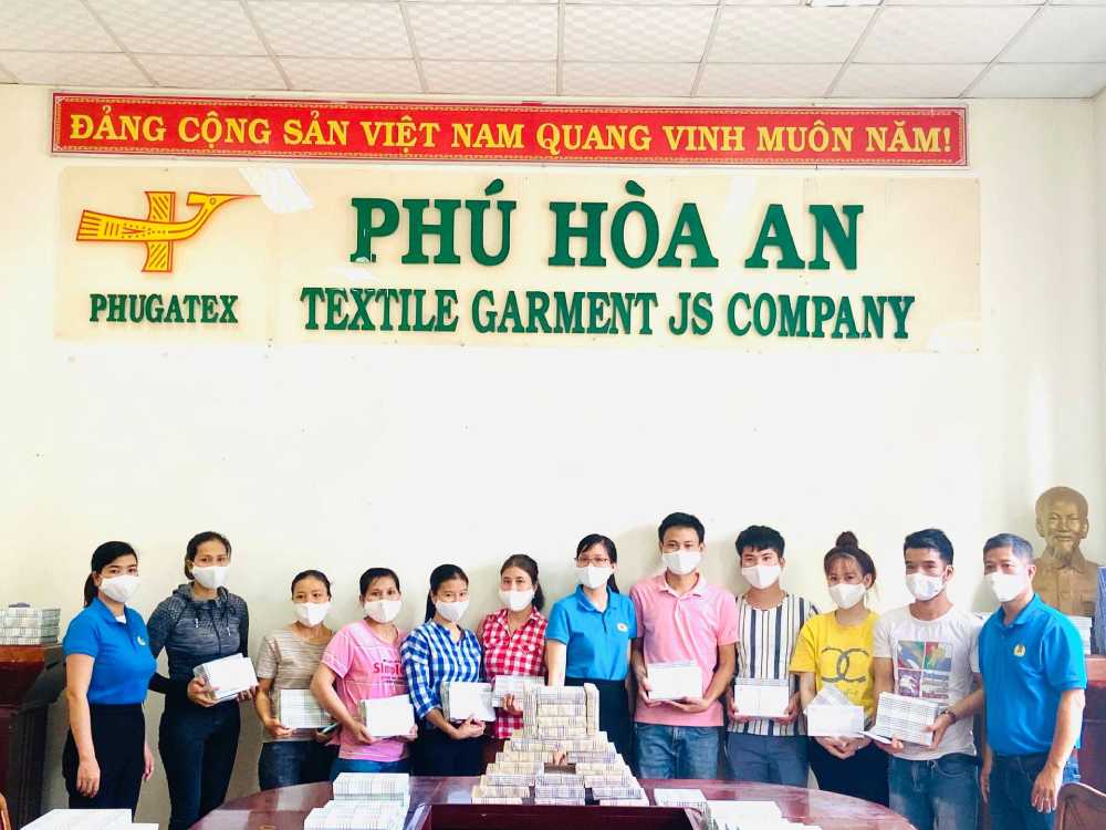 Phu Hoa An Trade Union sends rewards to children of excellent students. Photo: Vietnam Textile and Garment Trade Union