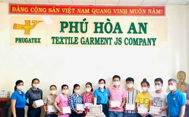 Phu Hoa An Trade Union sends rewards to children of excellent students. Photo: Vietnam Textile and Garment Trade Union