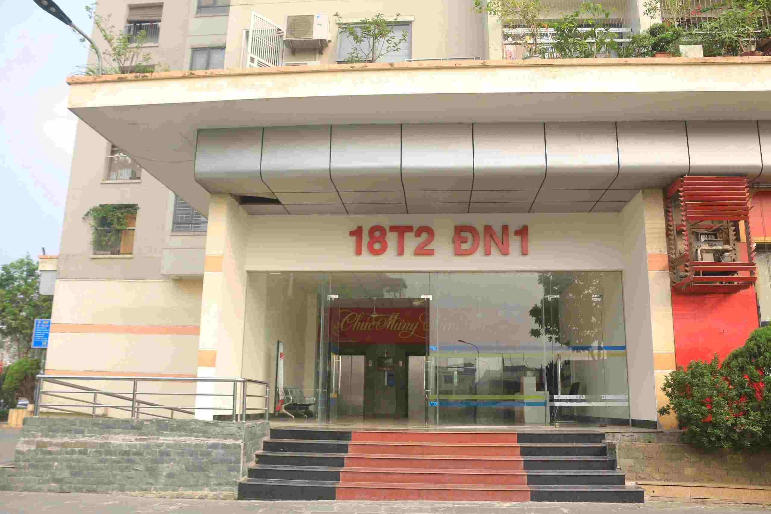 Hundreds of residents of The Golden An Khanh apartment building have been waiting for their pink books for many years. Photo: Khanh An