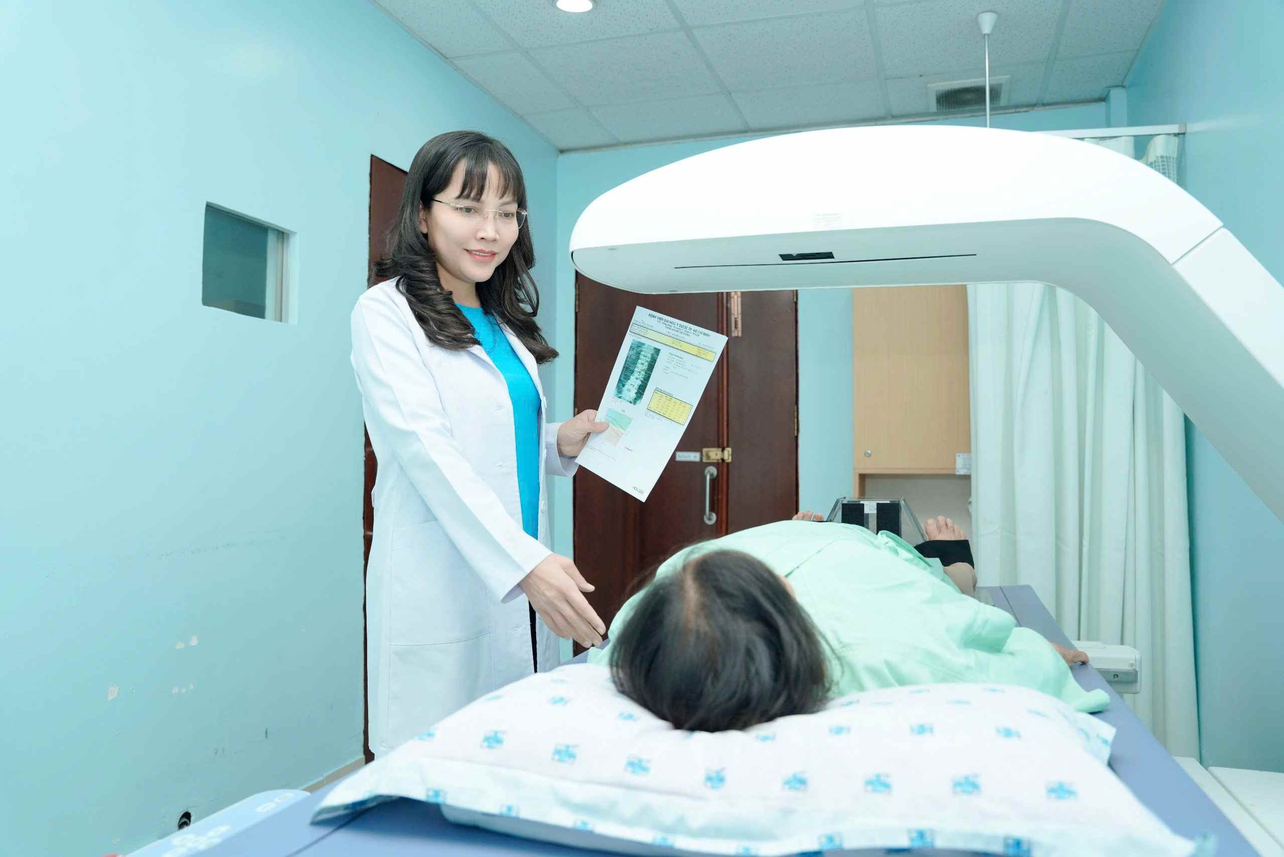 Doctor screens patient for osteoporosis. Photo: Provided by hospital