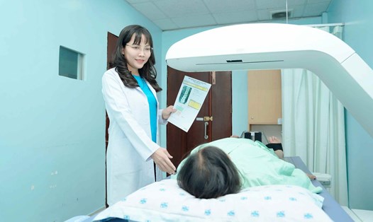 Bác sĩ tầm soát loãng xương cho người bệnh. Ảnh: Bệnh viện cung cấp