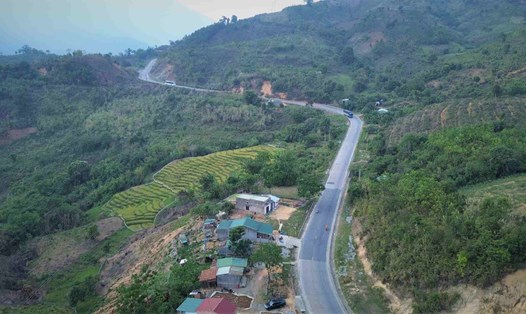 Một con dốc cao uốn lượn kéo dài trên đèo Lò Xo. Ảnh: THANH TUẤN