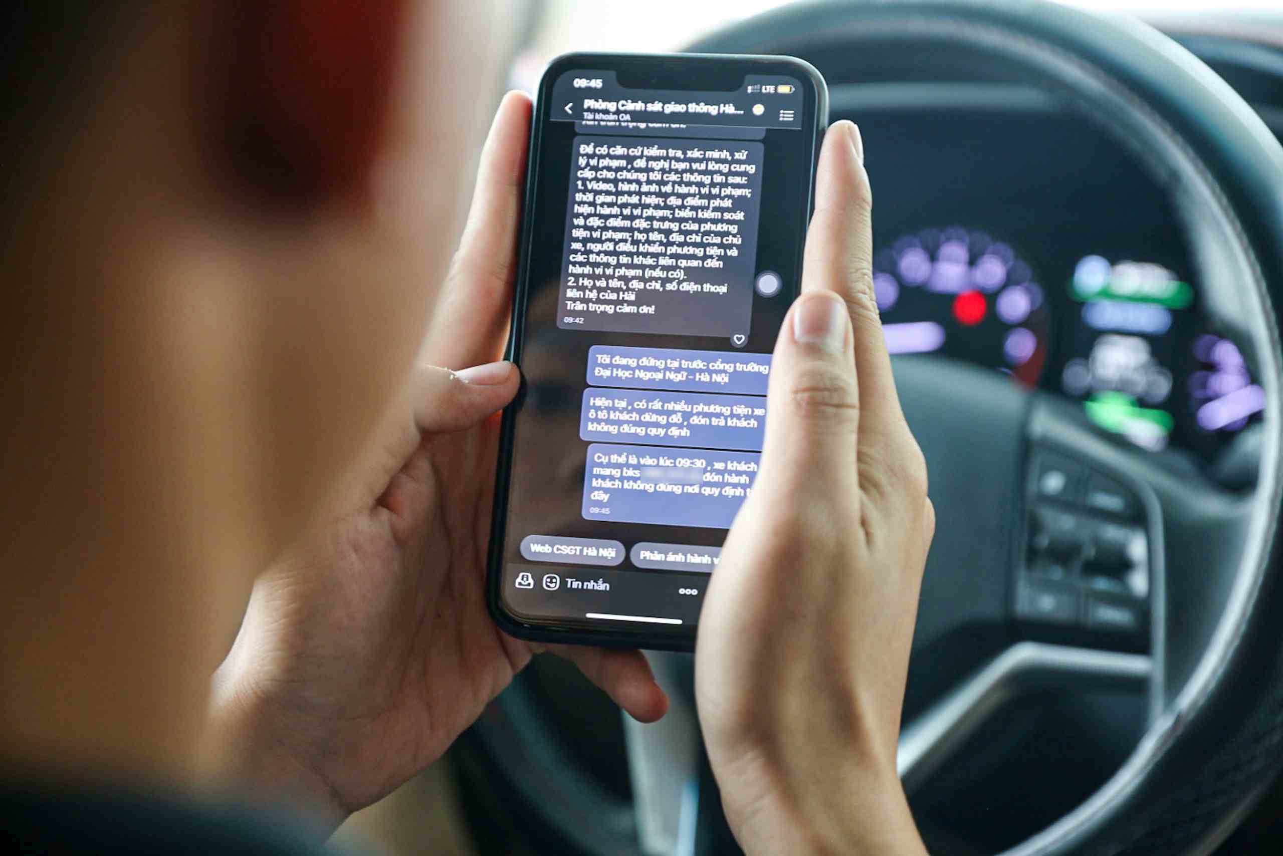 People can send reports to the zalo page "Hanoi Traffic Police Department". Photo: The Century