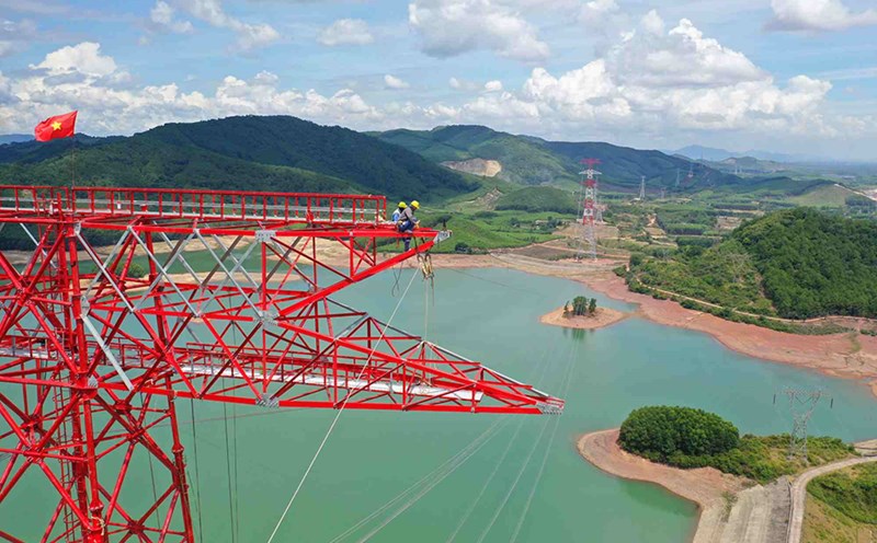 The 500kV line 3 project has been completed after a period of rapid construction. Photo: Xuan Tien