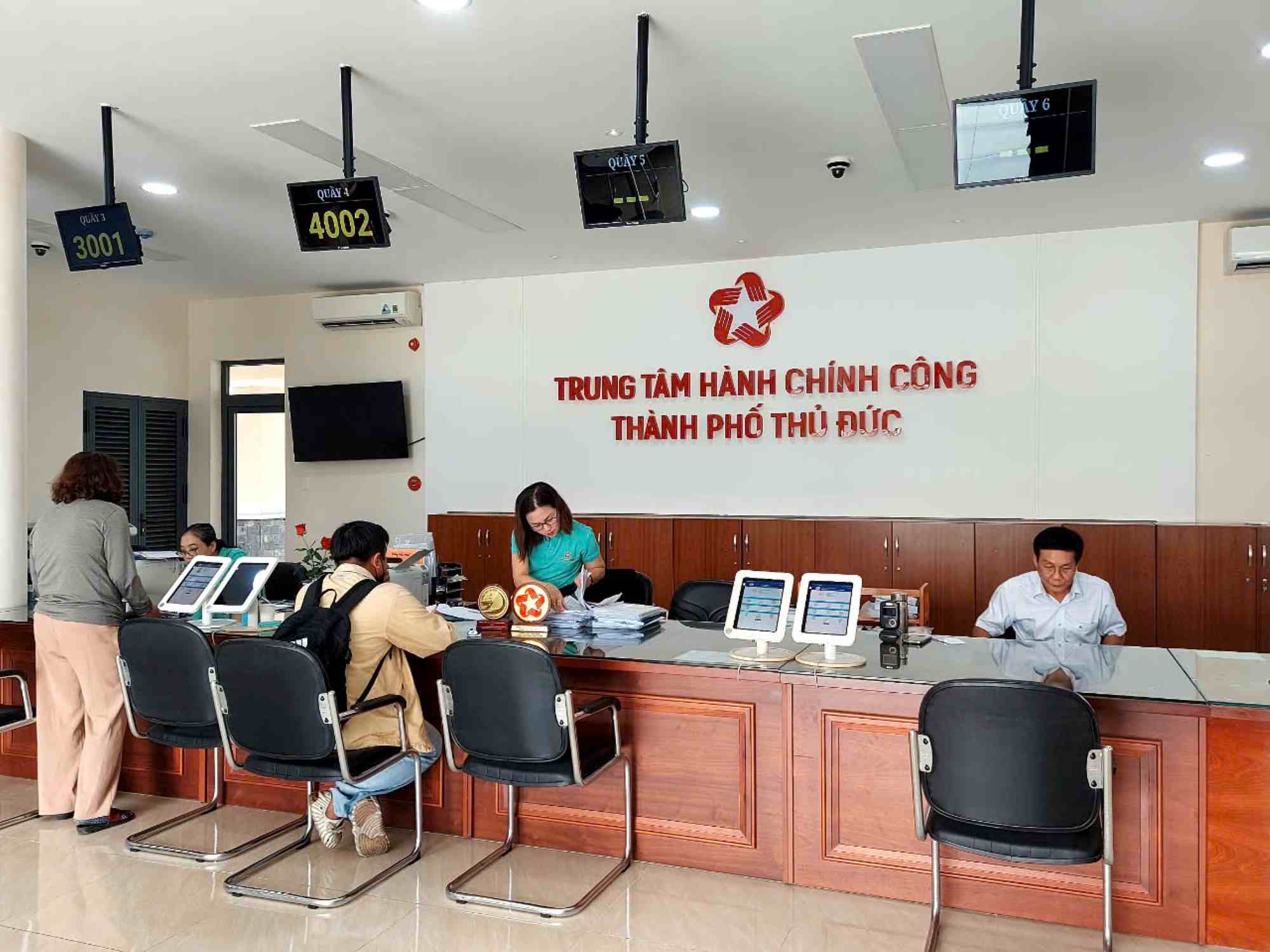 People do administrative procedures at the Thu Duc City Public Administration Center (HCMC). Photo: MINH QUAN
