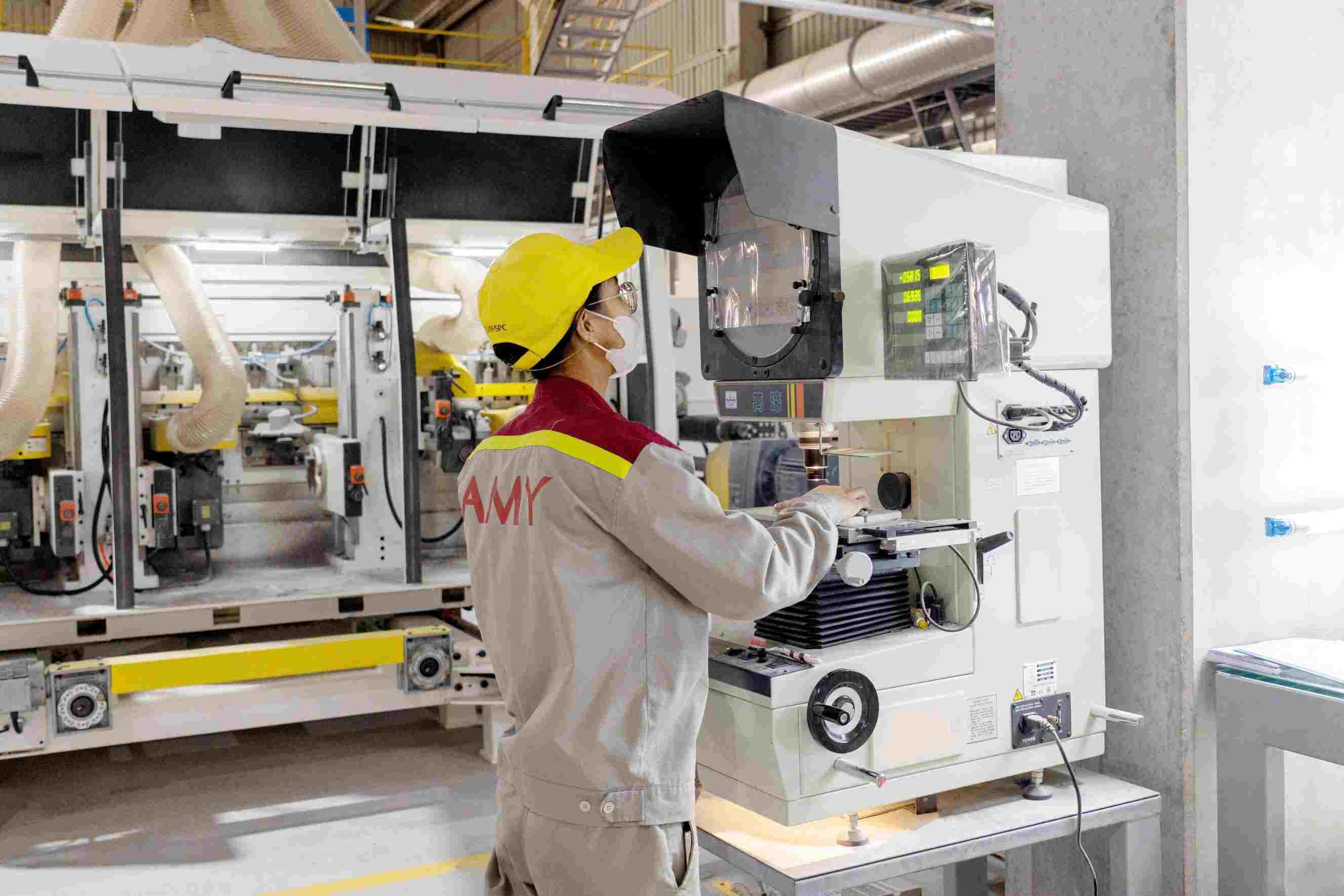 Optimizing production processes, improving labor productivity, and combating waste to create resources for national development. Photo: Cuong Ngo