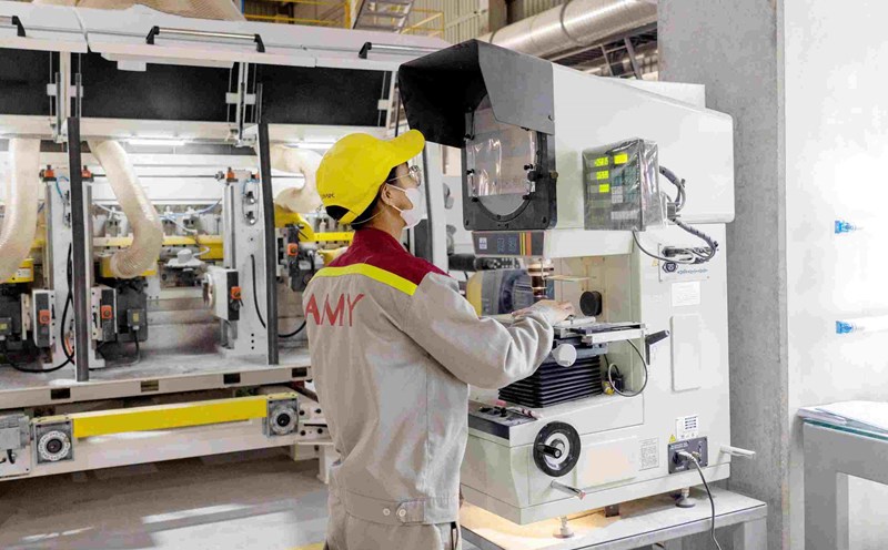 Optimizing production processes, improving labor productivity, and combating waste to create resources for national development. Photo: Cuong Ngo