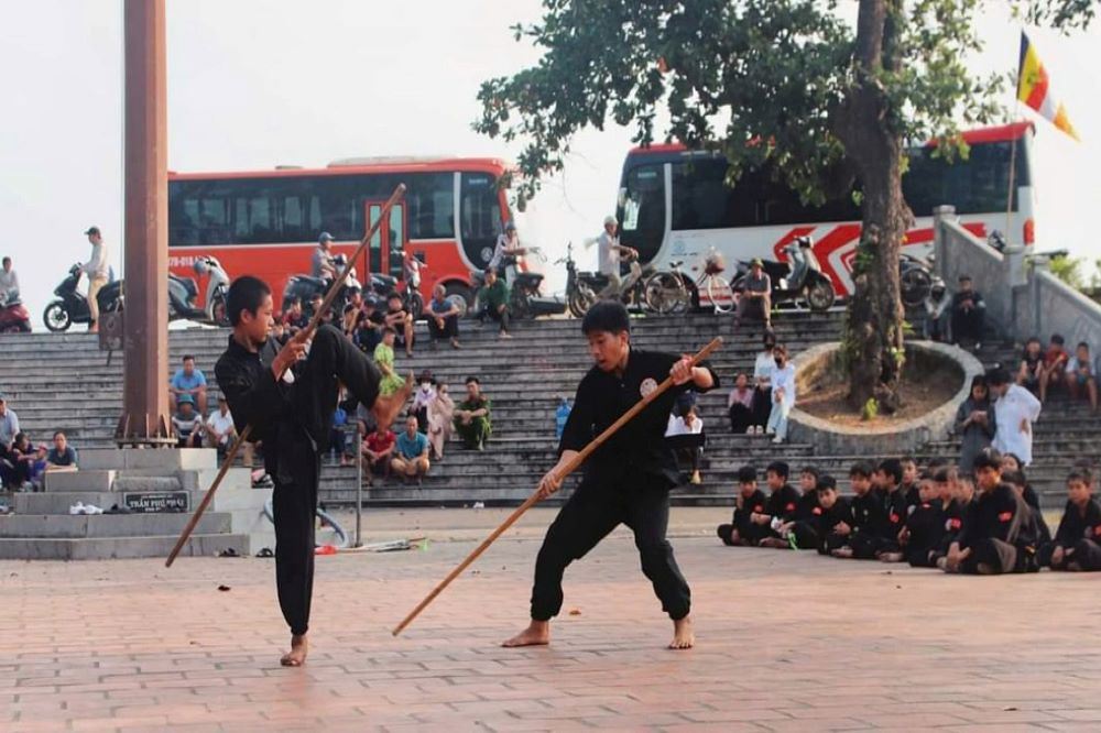 Man bieu dien vo thuat dien ra phia truoc cong chinh chua Keo thu hut su theo doi cua dong dao nhan dan, du khach tu ngay tren trien de ta Hong Ha. Anh: To Dinh chua Keo Thai Binh