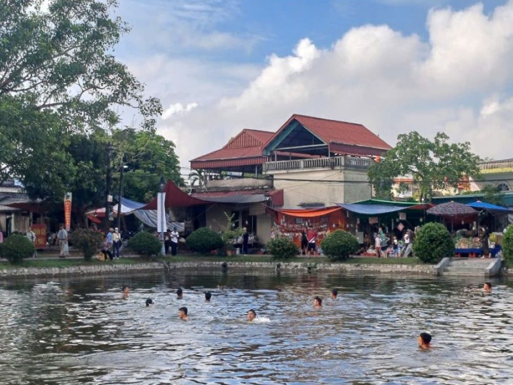 Tro choi boi, lan bat vit duoi ho trong khuan vien chua Keo duoc nhan dan, du khach thich thu xem, co vu. Anh: Nam Hong