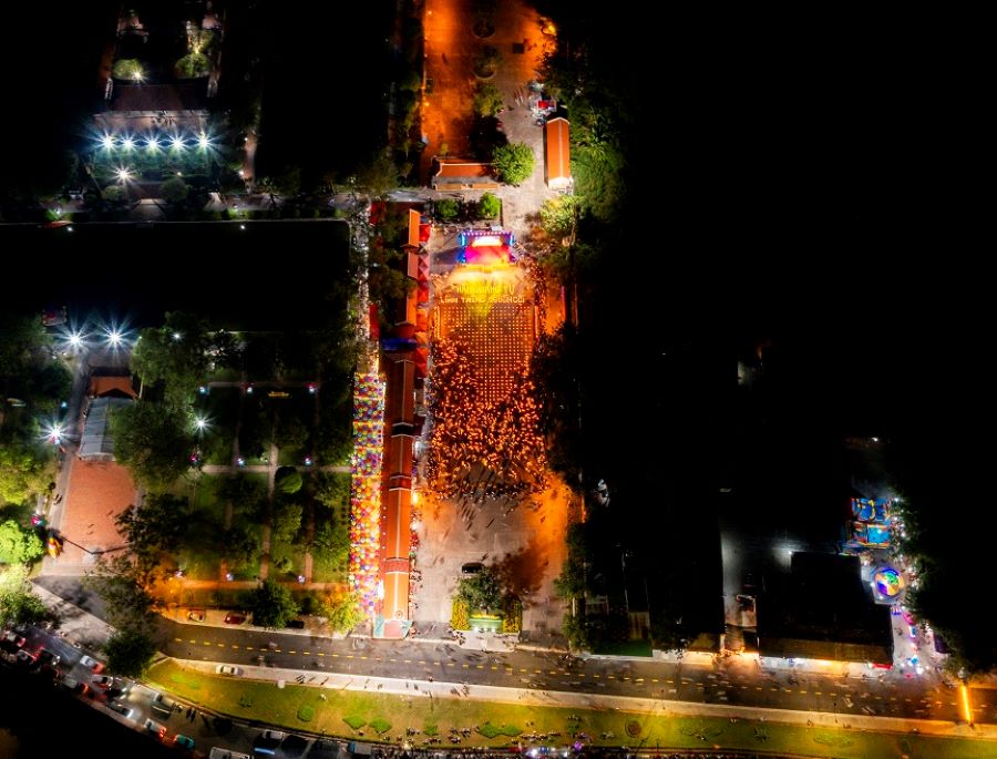 Thousands of people and tourists participate in the flower lantern festival at Keo Pagoda Festival in Autumn 2024. Photo: Organizing Committee