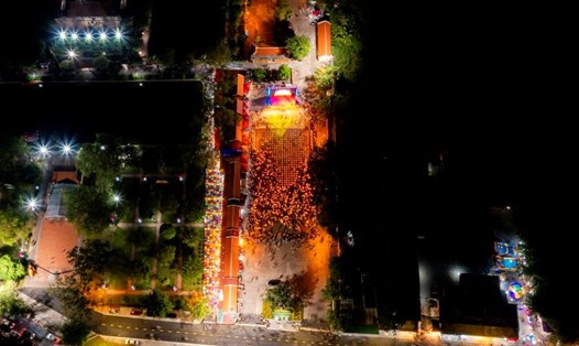 Hàng ngàn người dân, du khách tham gia lễ hội hoa đăng tại lễ hội chùa Keo mùa Thu 2024. Ảnh: Ban tổ chức