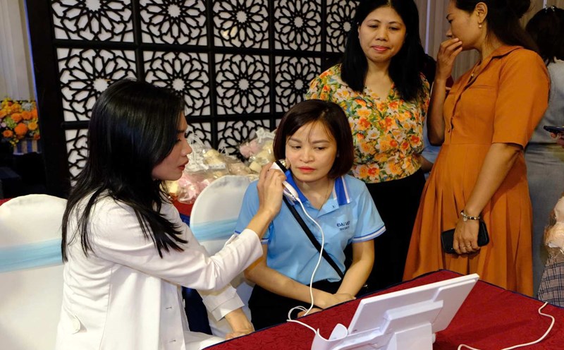 Skin health care consulting program for female union members of Nha Trang City. Photo: Nguyen Dung