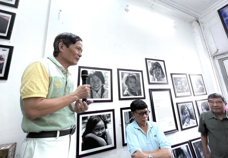 Artist Pham Cong Thang introduces "Slices of Emotion". Photo: Viet Van