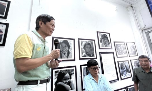 NSNA Phạm Công Thắng giới thiệu “Những lát cắt cảm xúc”. Ảnh: Việt Văn