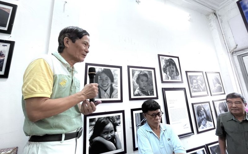 Artist Pham Cong Thang introduces "Slices of Emotion". Photo: Viet Van