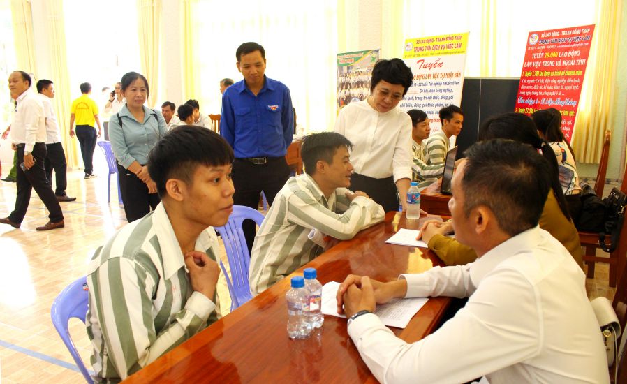 Enterprises recruiting consultants for prisoners with good rehabilitation at the GDVL session held at Cao Lanh Prison on October 18, 2024. Photo: Luc Tung