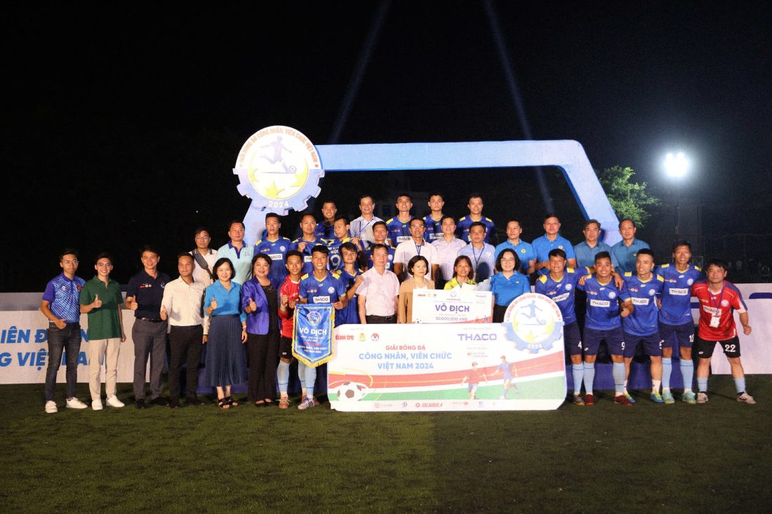Leaders of the Vietnam General Confederation of Labor congratulate the team on winning the qualifying round of region 1. Photo: Manh Quan