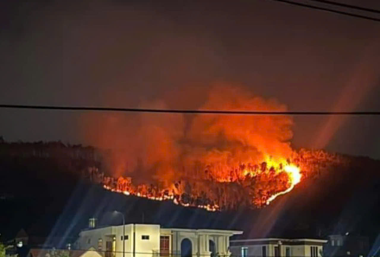 A fire suddenly broke out on Son Dao mountain, Thuy Nguyen district, Hai Phong. Photo: Provided by local people