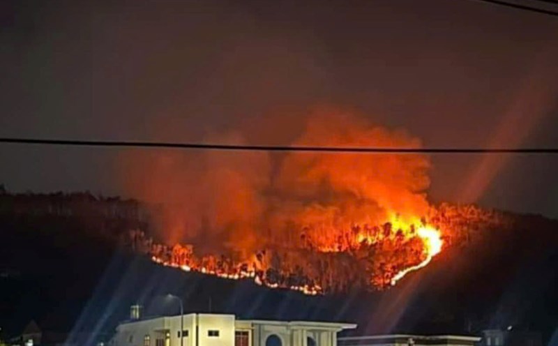 A fire suddenly broke out on Son Dao mountain, Thuy Nguyen district, Hai Phong. Photo: Provided by local people
