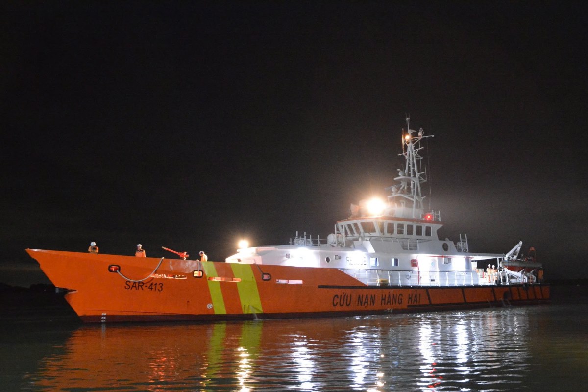 SAR 413 ship docked at Vung Tau port, bringing a stroke patient ashore. Photo: Centre III.