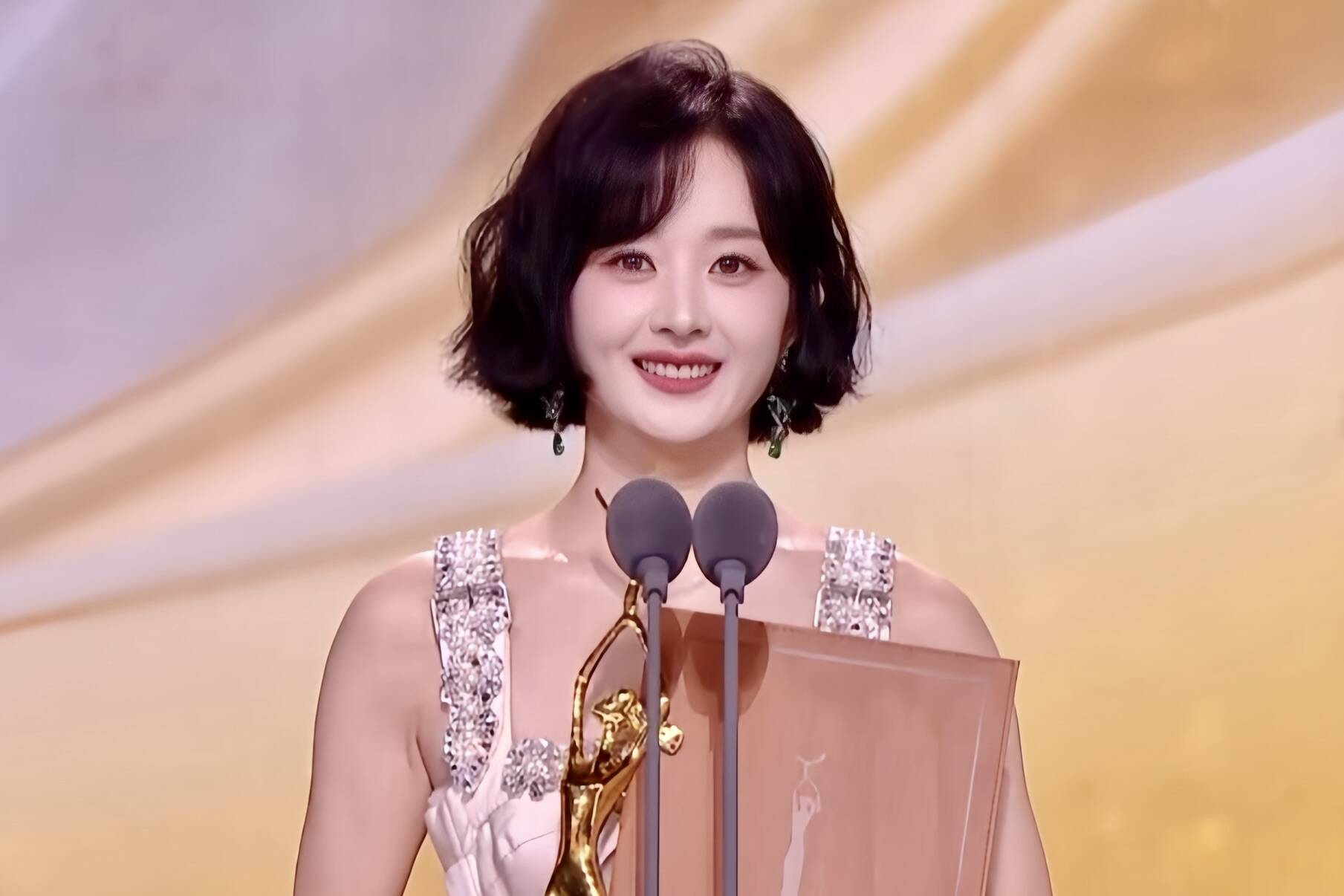 Zhao Liying won the Golden Eagle Award 2024. Photo: Weibo