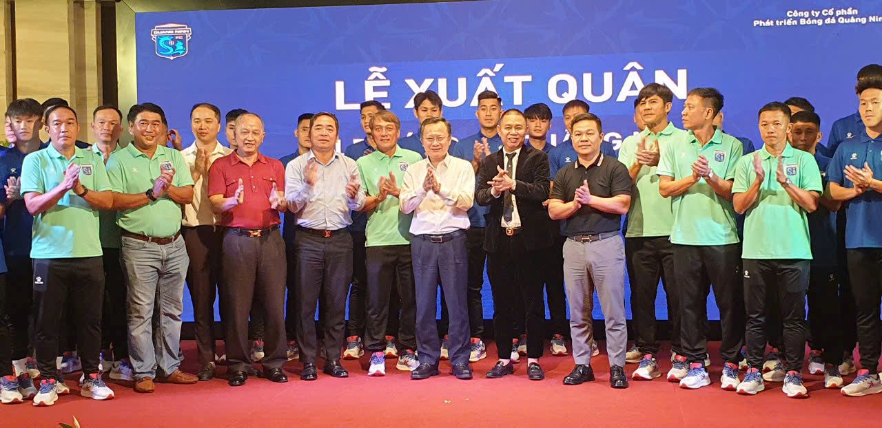 Chairman of Quang Ninh Provincial People's Committee Cao Tuong Huy took a photo with the coaching staff and players of Quang Ninh football team at the departure ceremony. Photo: Nguyen Hung