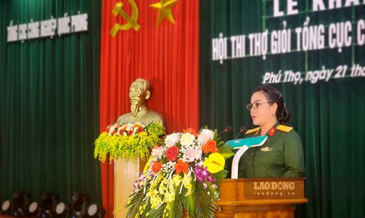 Đại tá Phan Thị Hoài Vân - Phó Tham mưu trưởng Tổng cục Công nghiệp Quốc phòng, Trưởng Ban tổ chức hội thi phát biểu tại lễ khai mạc. Ảnh: Tô Công.