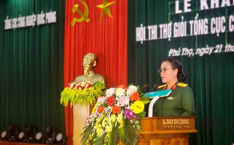 Colonel Phan Thi Hoai Van - Deputy Advice Directorate of Defense Industry, Head of the speech contest organization at the opening ceremony. Photo: To Cong.