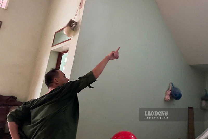 Phía sau hồ thải của nhà máy đồng Tả Phời, nhiều hộ dân đang mòn mỏi đợi tái định cư. Ảnh: Đinh Đại 