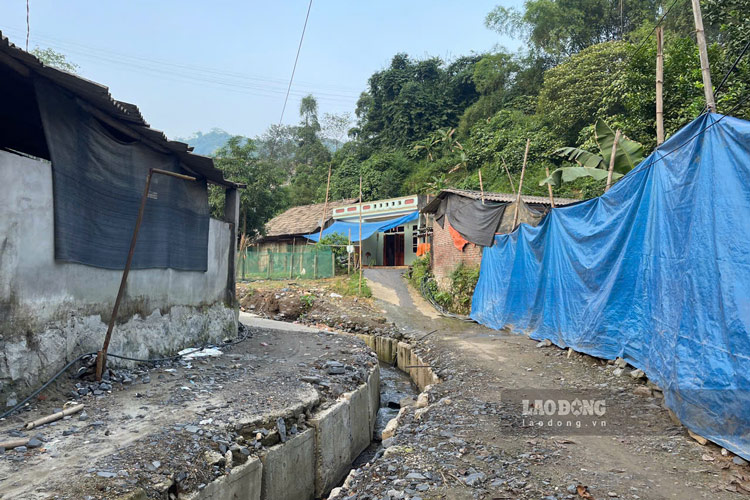 Nhiều hộ dân chưa thể chuyển đến nơi an toàn vì mặt bằng tái định cư chưa có. Ảnh: Đinh Đại