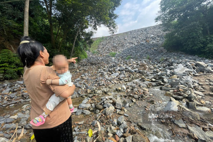 Người dân mong ngóng sớm được tái định cư. Ảnh: Đinh Đại.