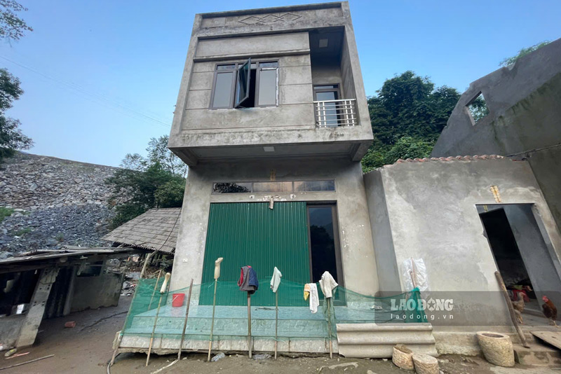 Không ít hộ dân phải chuyển đi vì nhà cũ không thể ở do có nguy cơ sạt lở. Ảnh: Đinh Đại