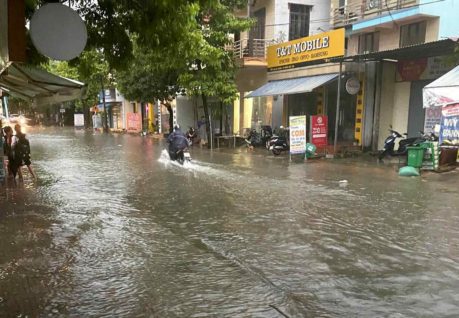 Heavy rain flooded some roads in Dong Hoi City, Quang Binh Province. Photo: H. Huyen