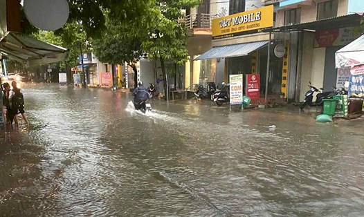 Mưa lớn gây ngập một số tuyến đường tại TP Đồng Hới, tỉnh Quảng Bình. Ảnh: H. Huyền