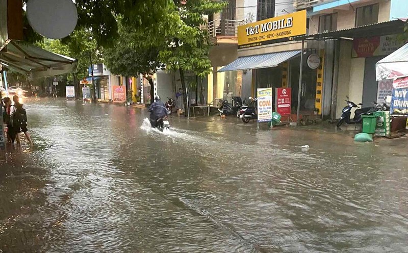 Heavy rain flooded some roads in Dong Hoi City, Quang Binh Province. Photo: H. Huyen