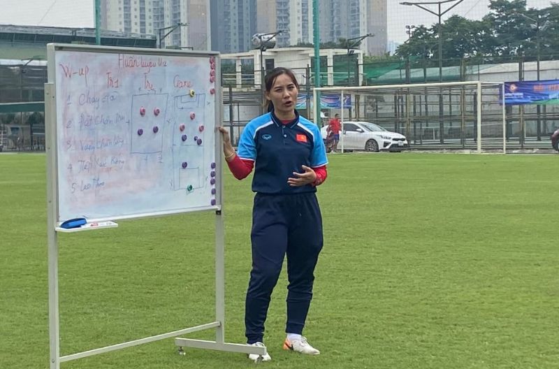 Former player Van Thi Thanh is the only female coach in Vietnam with an AFC Pro license. Photo provided by the character