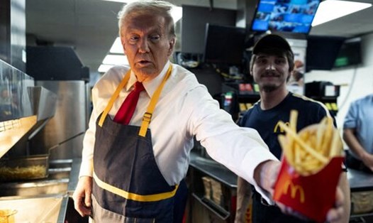 Ông Trump đi bán khoai tây chiên ở cửa hàng Mc Donald's. Ảnh: AFP