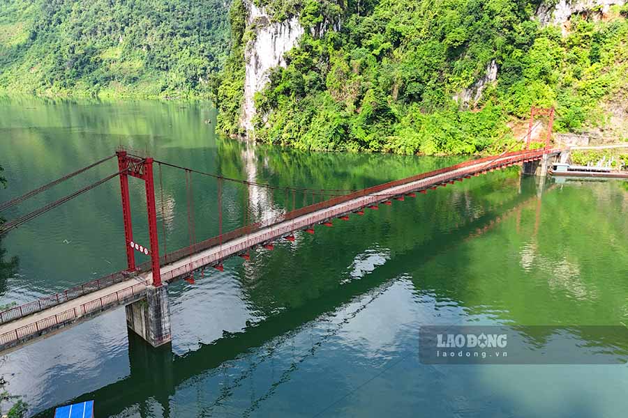 Cầu treo Pa Phông, thuộc địa phận xã Huổi Só, huyện Tủa Chùa, tỉnh Điện Biên, bắt ngang qua một nhánh nhỏ đổ ra sông Đà. Ảnh: Quang Đạt