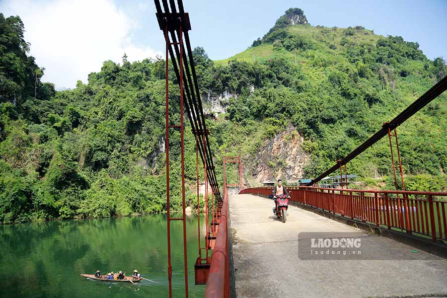 “Các du khách đến điểm cầu Pa Phông, không chỉ có khách trong và ngoài tỉnh, mà có cả khách nước ngoài. Và tất cả các du khách đều có suy nghĩ, cảm nhận về không khí ở đây rất trong lành, phong cảnh hữu tình và những món ăn địa phương rất đa dạng” – chị Hoa nói.