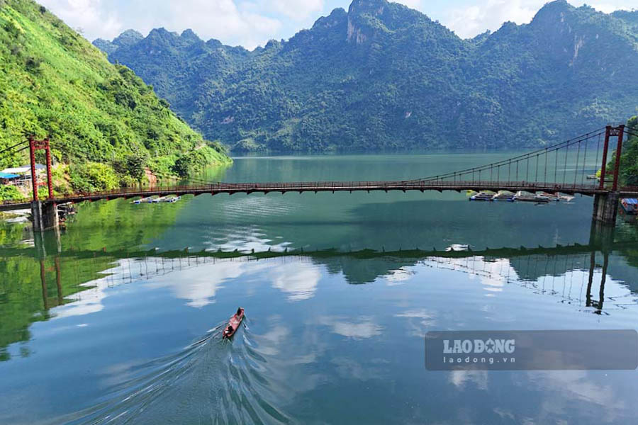 Cách trung tâm TP Điện Biên Phủ khoảng 160km và trung tâm huyện Tủa Chùa 50km - cầu treo Pá Phông kết nối trung tâm xã Huổi Só đến khu tái định cư Huổi Lóng.