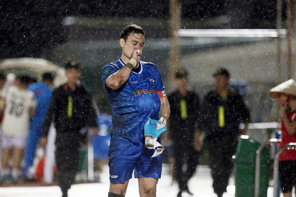 Goalkeeper Dang Van Lam's impressive celebration. Photo: Thanh Vu