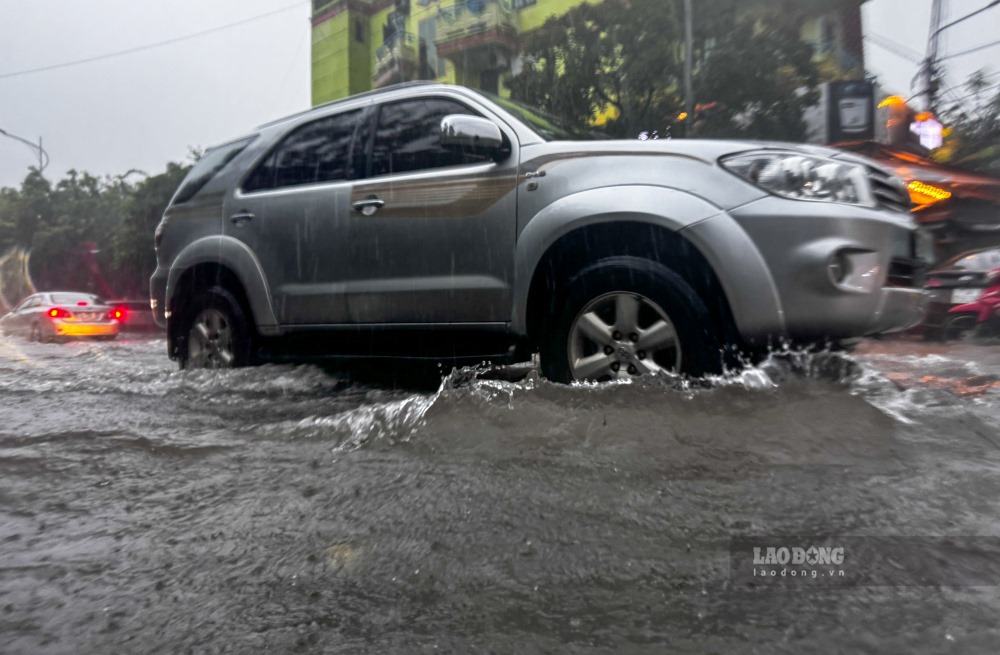 Heavy rain caused many roads in Quang Binh province to be severely flooded. Photo: Cong Sang