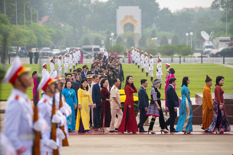 Dai bieu Quoc hoi du Ky hop thu 8 vao Lang vieng Chu tich Ho Chi Minh. Anh: Pham Thang