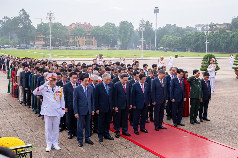 Party and State leaders and National Assembly deputies visit President Ho Chi Minh's Mausoleum. Photo: Pham Thang