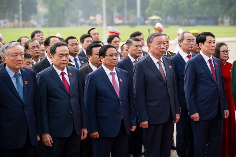 Lanh dao Dang, Nha nuoc cung dai bieu Quoc hoi vao Lang vieng Chu tich Ho Chi Minh. Anh: Pham Thang