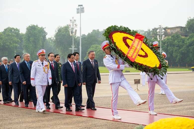 Lanh dao Dang, Nha nuoc cung dai bieu Quoc hoi du Ky hop thu 8 vao Lang vieng Chu tich Ho Chi Minh. Anh: Pham Thang